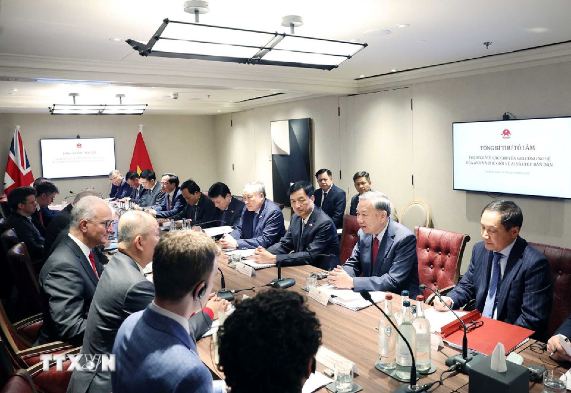 总书记邀请英国和世界顶级人工智能战略家访问越南